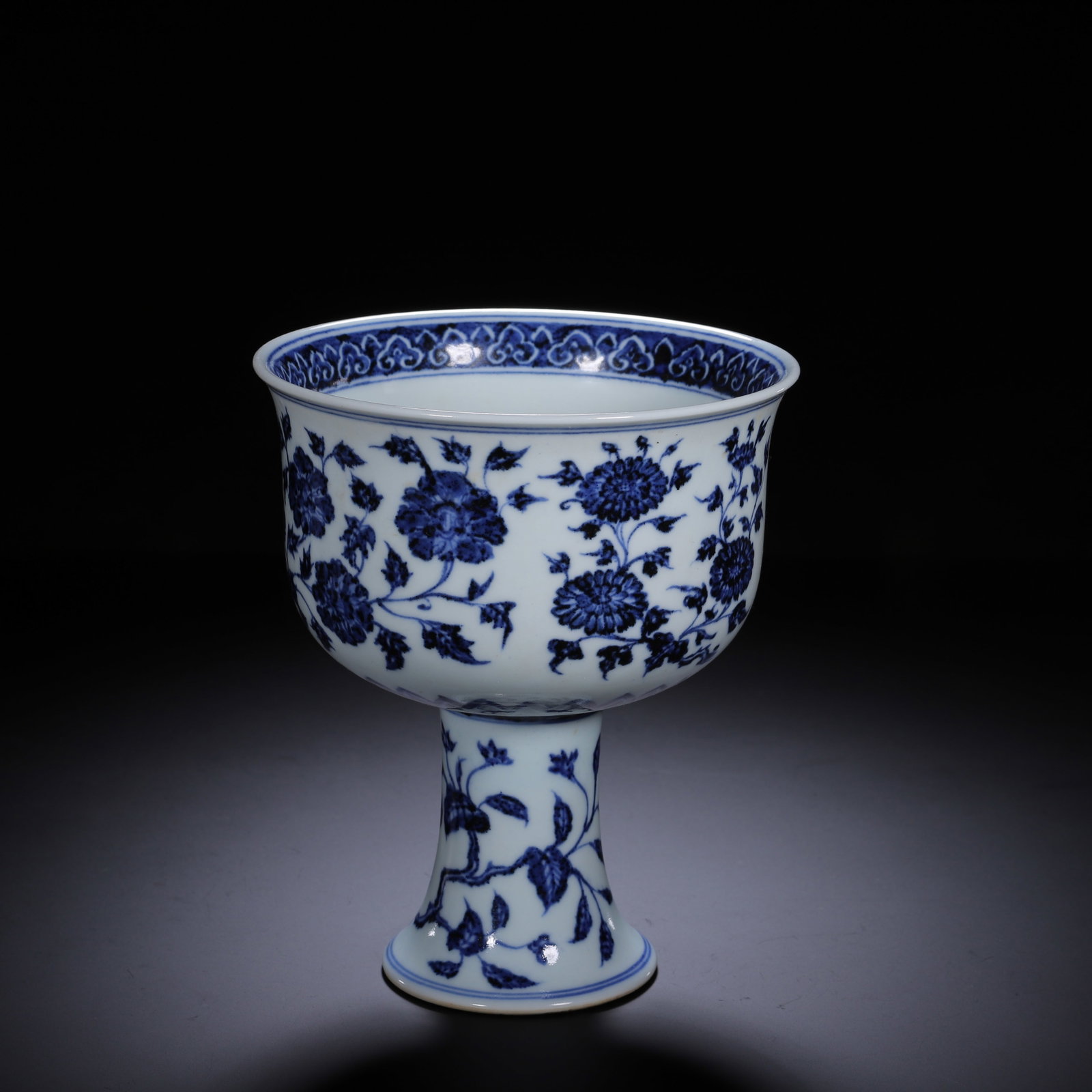 A CHINESE BLUE AND WHITE FLORAL STEM CUP (1 of 9)