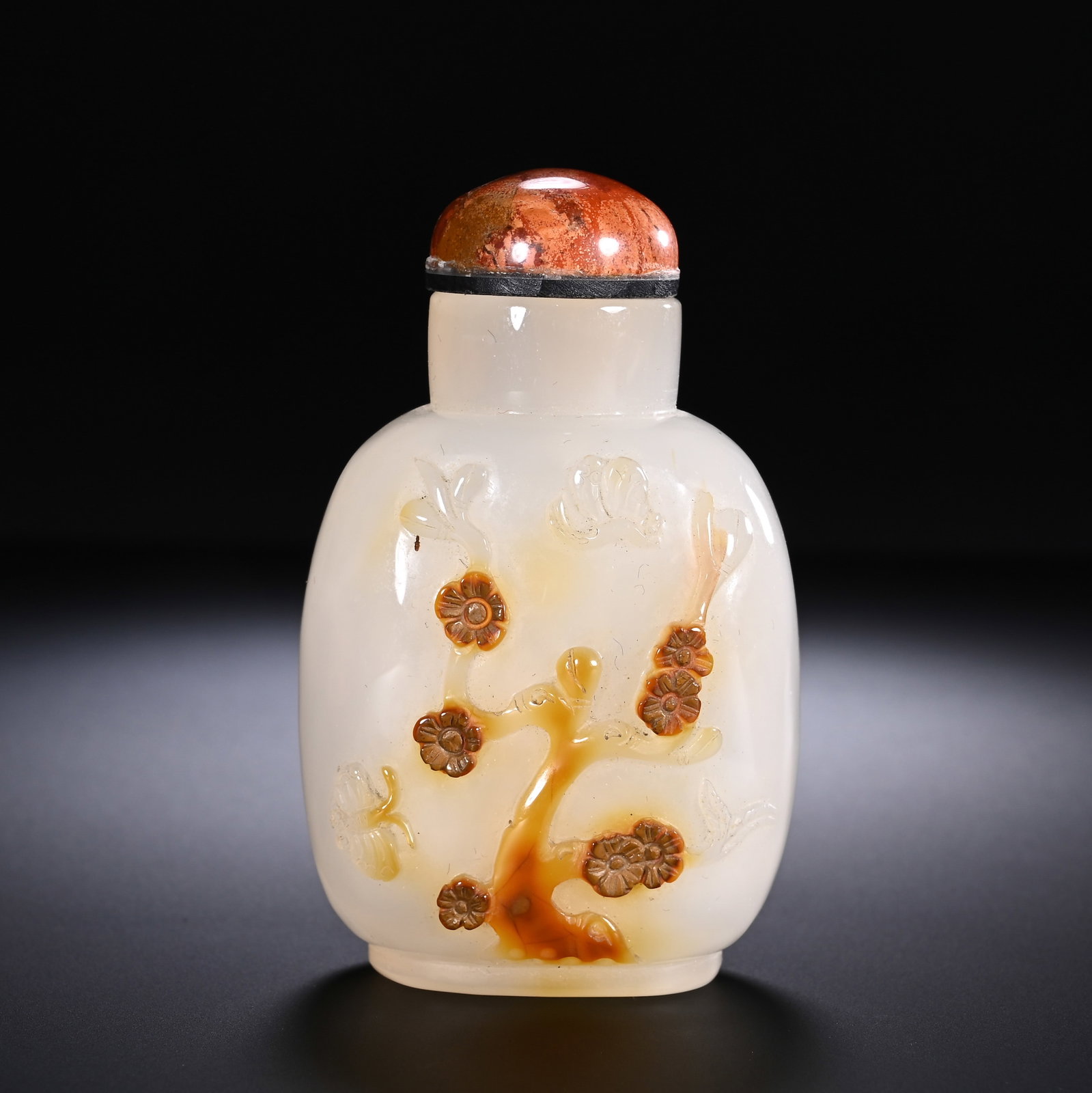 A CHINESE CAMEO AGATE PLUM BLOSSOM SNUFF BOTTLE (1 of 7)