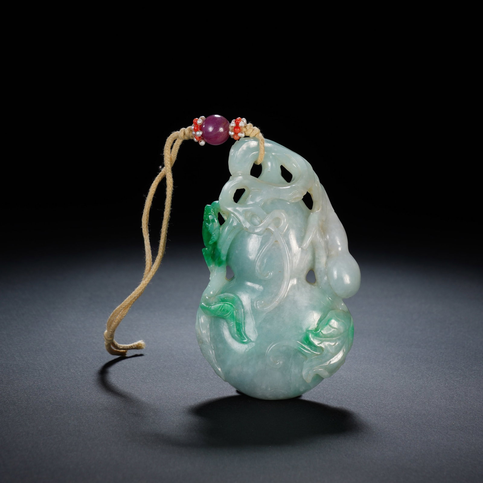 A CHINESE JADEITE DOUBLE GOURD PENDANT (1 of 7)