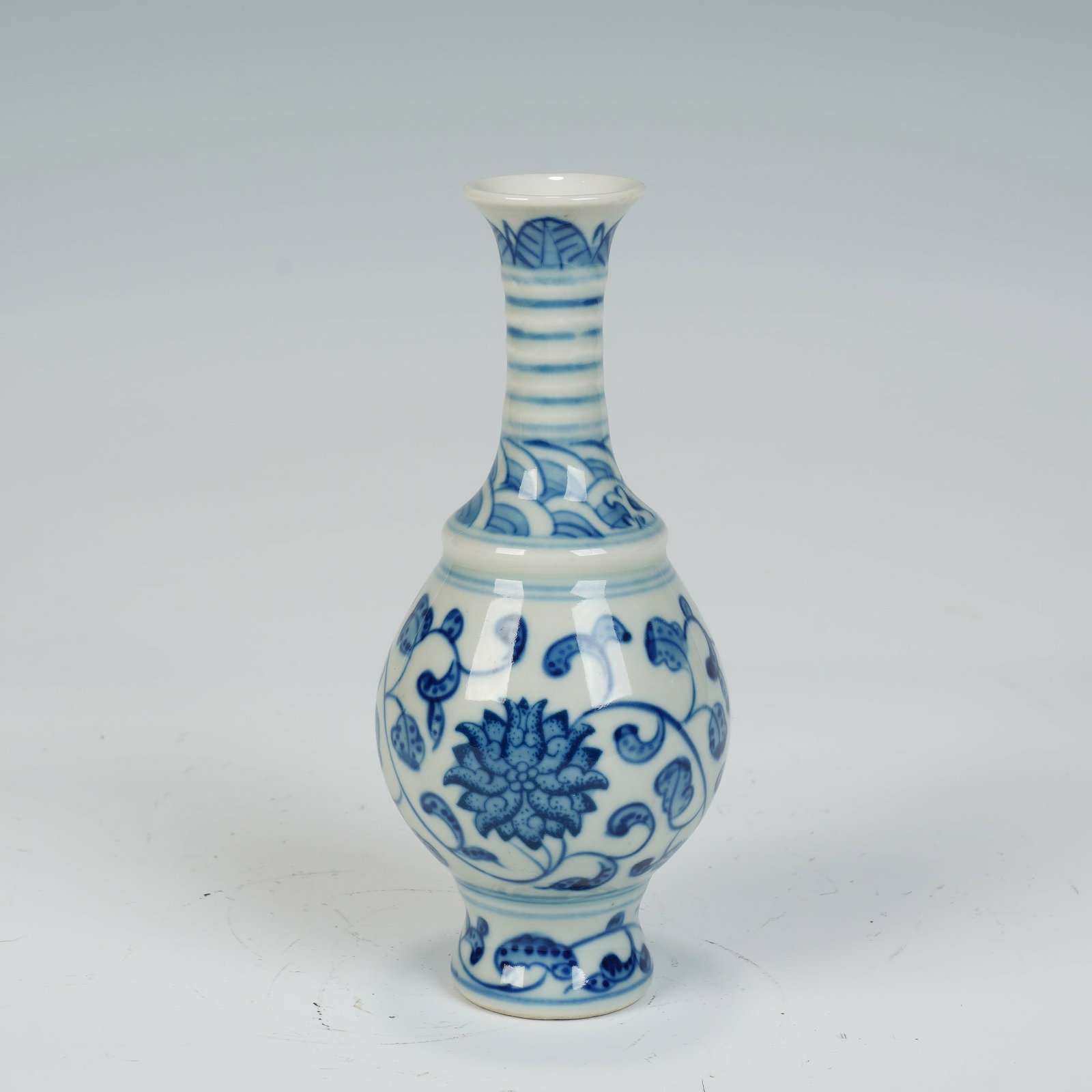 A SMALL CHINESE BLUE AND WHITE DISPLAY VASE (1 of 7)