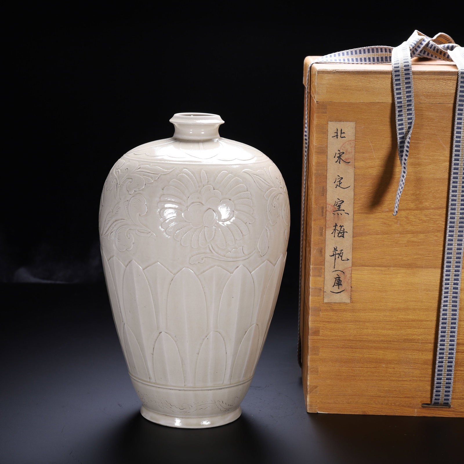 A CHINESE DING WARE WHITE GLAZE MEIPING VASE (1 of 9)