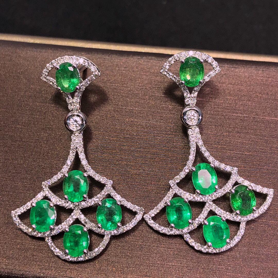 14K White Gold 4.312 CTW Emerald & Diamond Earrings: Ref:23302633 Gold Content:14K White Gold Main Stone:Emerald Number of stones:10 Shape:Oval Carat Total Wt:3.5ct Color:Green Cut Grade:G Adjacent Gemstone 2 : Diamond Shape:Round Carat Tot