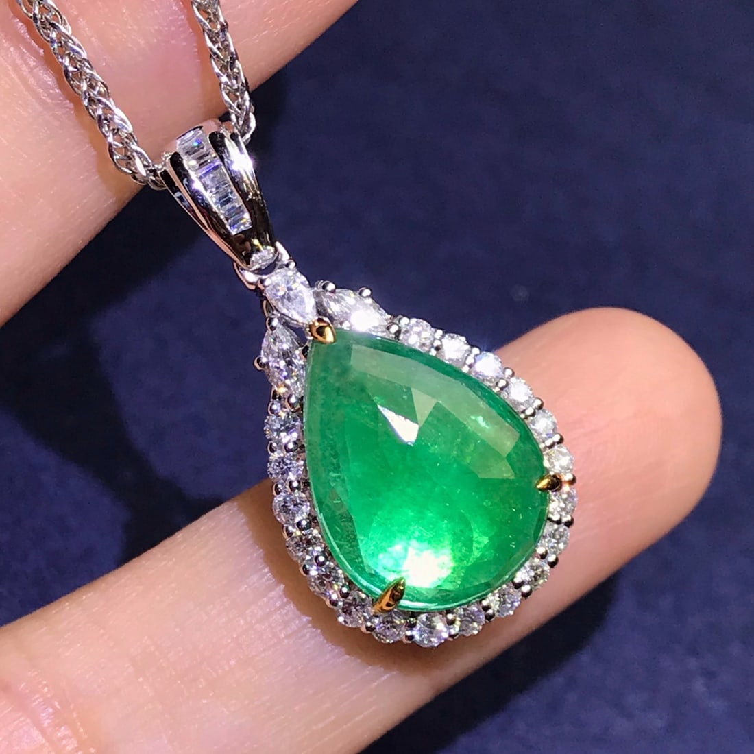 14K GOLD 4.72 CTW VIVID GREEN NATURAL EMERALD & DIAMOND PENDANT (1 of 5)