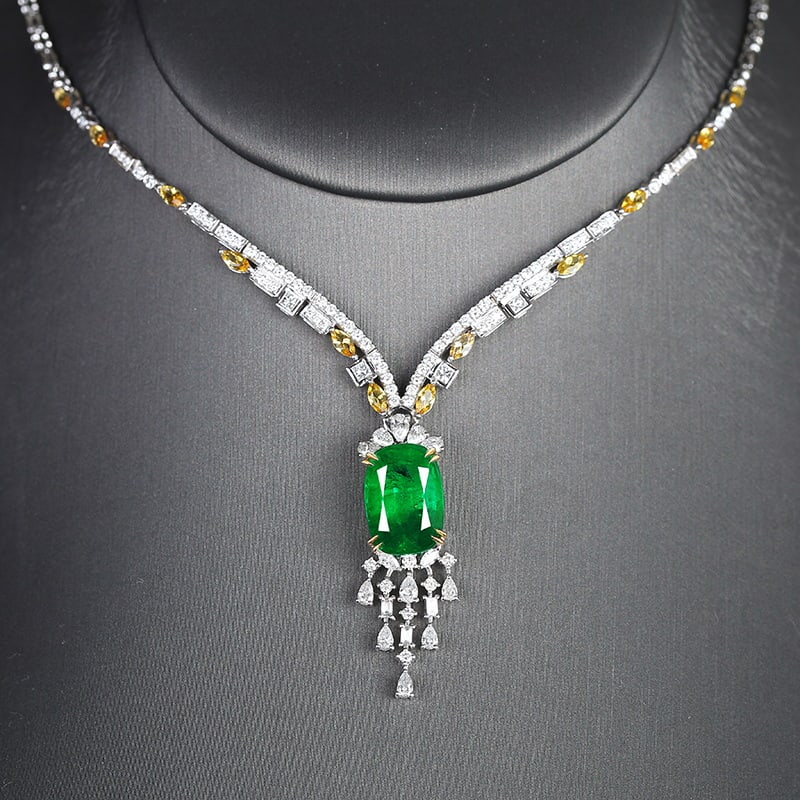 14K GOLD 6.58 CTW VIVID GREEN NATURAL EMERALD & DIAMOND NECKLACE (1 of 7)