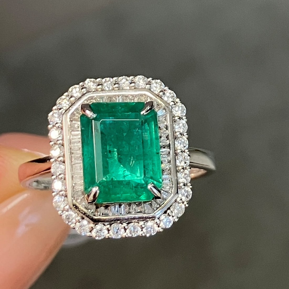 14K GOLD 2.99 CTW VIVID GREEN NATURAL EMERALD & DIAMOND RING (1 of 7)