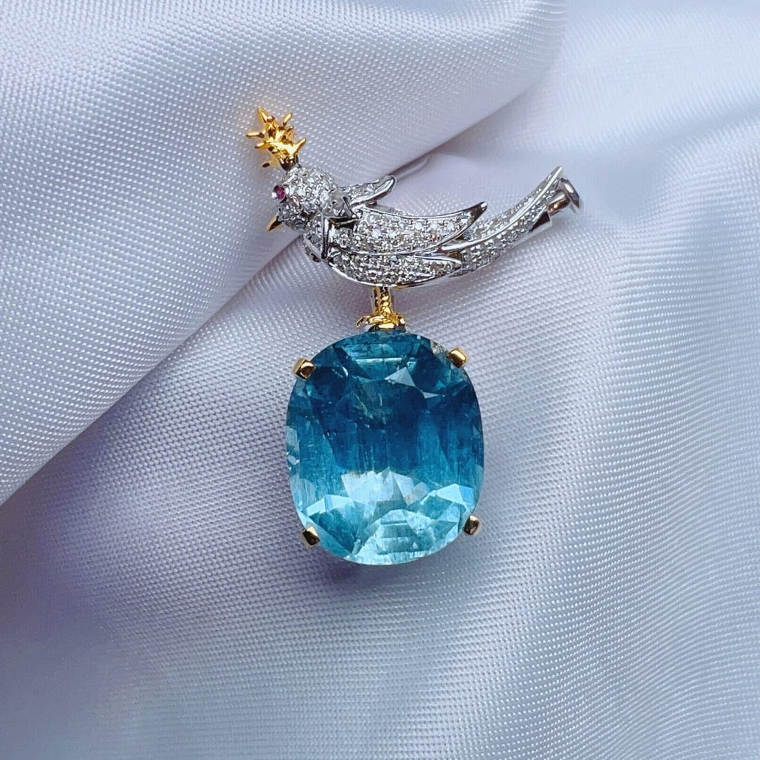14K GOLD 10.3 CT VIVID BLUE NATURAL AQUAMARINE & DIAMOND BROOCH (1 of 4)