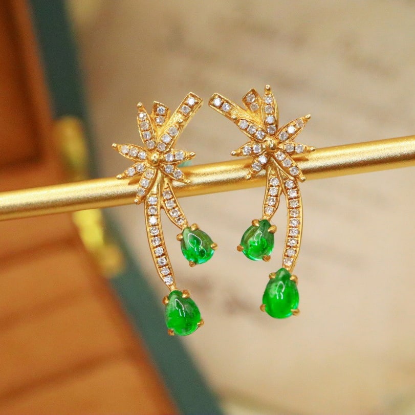 14K GOLD 1.07 CTW VIVID GREEN NATURAL EMERALD & DIAMOND EARRINGS: Ref:230738045 Gold Content:14K Gold Main Gemstone:Emerald Shape:Pear Carat Weight:0.86ct Color:Vivid Green Treatment:Natural Cut Grade:G Adjacent Gemstone 2 : Diamond Number of stones:72 Shape