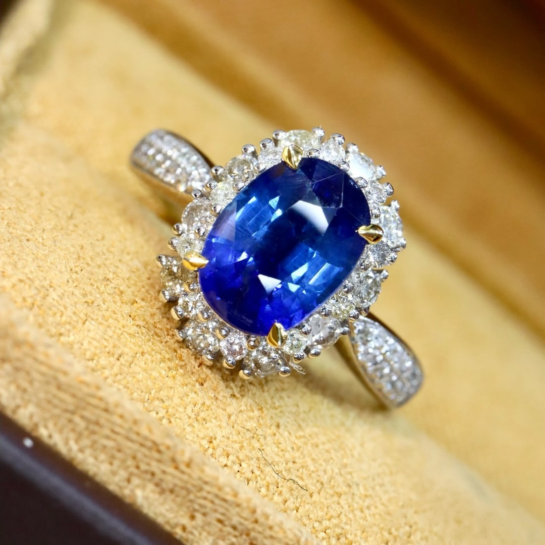 14K GOLD 2.50 CTW VIVID BLUE NATURAL SAPPHIRE & DIAMOND RING (1 of 7)