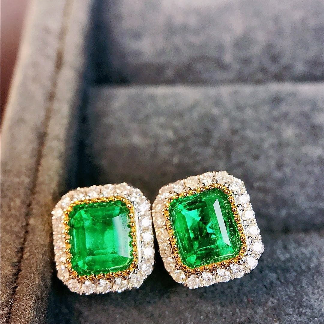 14K GOLD 1.06 CTW VIVID GREEN NATURAL EMERALD & DIAMOND EARRINGS: Ref:230766488 Gold Content:14K Gold Main Gemstone:Emerald Number of stones:2 Shape:Octagonal Carat Weight:0.86ct Color:Vivid Green Treatment:Natural Cut Grade:G Adjacent Gemstone 2 : Diamond S