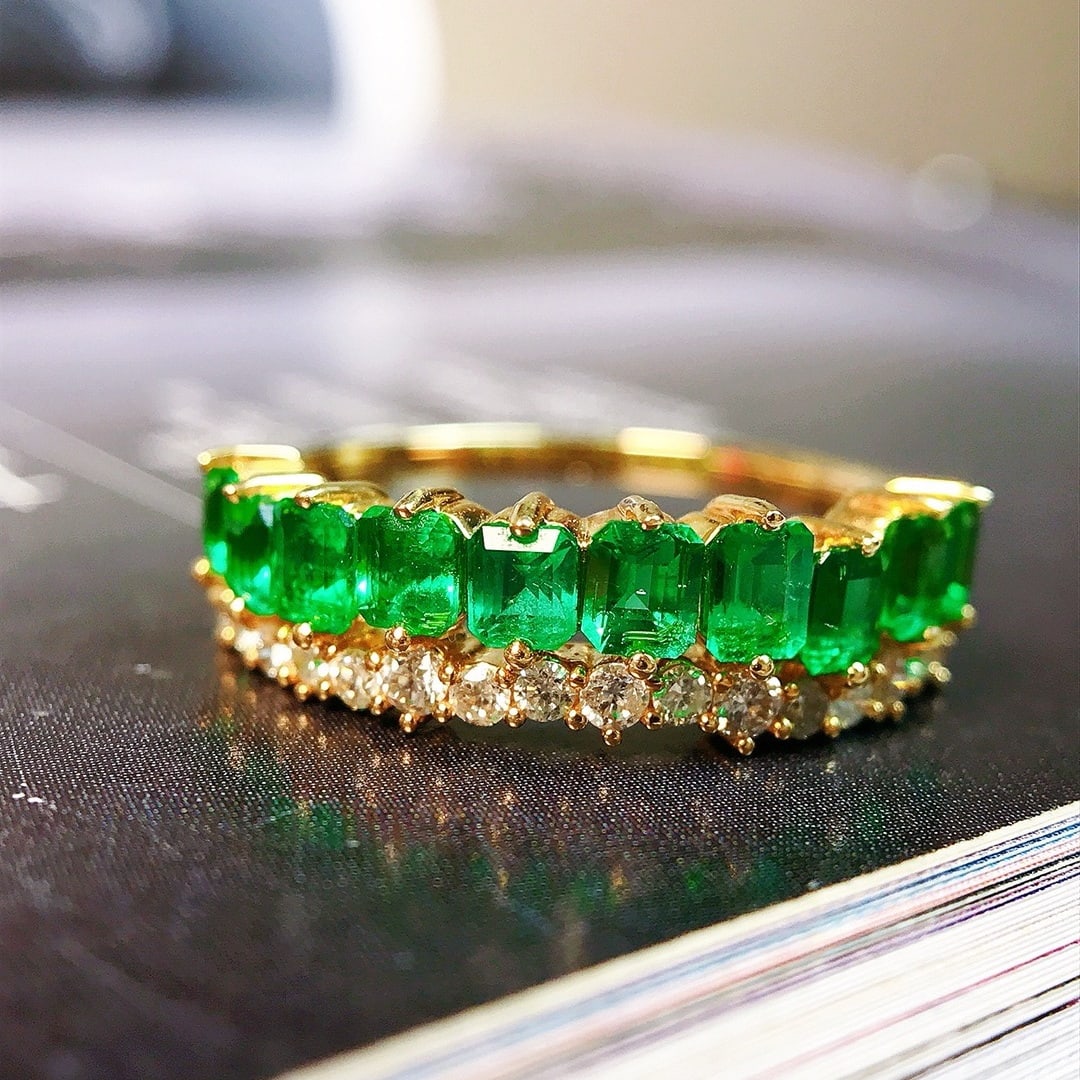 14K GOLD 1.59 CTW VIVID GREEN NATURAL EMERALD & DIAMOND RING: Ref:230768024 Gold Content:14K Gold Ring Size:7.25US Main Gemstone:Emerald Shape:Octagonal Carat Weight:1.28ct Color:Vivid Green Treatment:Natural Cut Grade:G Adjacent Gemstone 2 : Diamond Sha