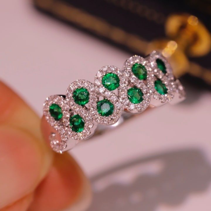 14K GOLD 0.75 CTW VIVID GREEN NATURAL EMERALD & DIAMOND RING: Ref:230771247 Gold Content:14K Gold Ring Size:7.25US Main Gemstone:Emerald Shape:Round Carat Weight:0.40ct Color:Vivid Green Treatment:Natural Cut Grade:G Adjacent Gemstone 2 : Diamond Shape:R