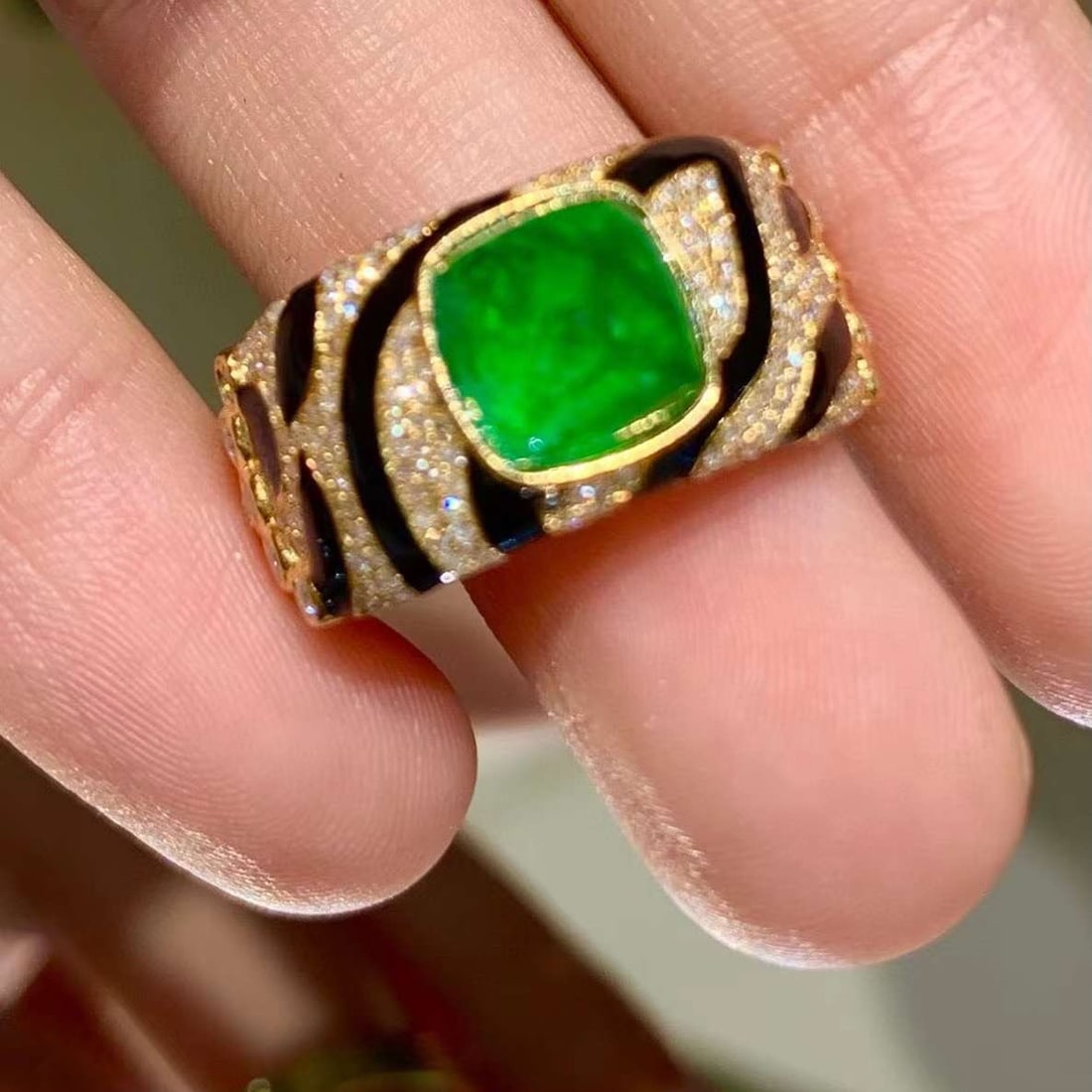 14K GOLD 2.2 CT VIVID GREEN NATURAL EMERALD & DIAMOND RING: Ref:230777138 Gold Content:14K Gold Ring Size:7.25US Main Gemstone:Emerald Number of stones:1 Shape:Suger-Loaf Carat Weight:2.2ct Color:Vivid Green Treatment:Natural Cut Grade:G Adjacent Gemst