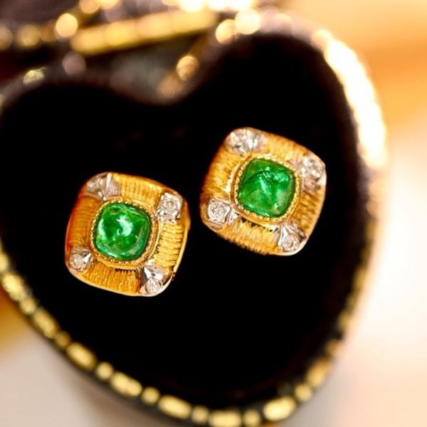 14K GOLD 0.43 CTW VIVID GREEN NATURAL EMERALD & DIAMOND EARRINGS: Ref:230779178 Gold Content:14K Gold Main Gemstone:Emerald Shape:Suger-Loaf Carat Weight:0.40ct Color:Vivid Green Treatment:Natural Adjacent Gemstone 2 : Diamond Shape:Round Carat Weight:0.03ct <br