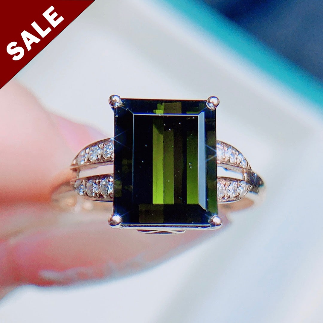 14K GOLD 3.89 CTW NATURAL TOURMALINE & DIAMOND & SOLITAIRE RING: Ref:230792008 Gold Content:14K Gold Ring Size:7.25US Main Gemstone:Tourmaline Shape:Square Carat Weight:3.80ct Color:Green Treatment:Natural Adjacent Gemstone 2 : Diamond Shape:Round Carat Wei
