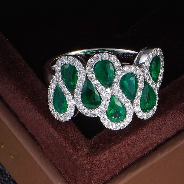 14K GOLD 2.36 CTW VIVID GREEN NATURAL EMERALD & DIAMOND RING: Ref:230693020 Gold Content:14K Gold Ring Size:7.25US Main Gemstone:Emerald Shape:Pear Carat Weight:1.68ct Color:Vivid Green Treatment:Natural Cut Grade:G Adjacent Gemstone 2 : Diamond Shape:Ro