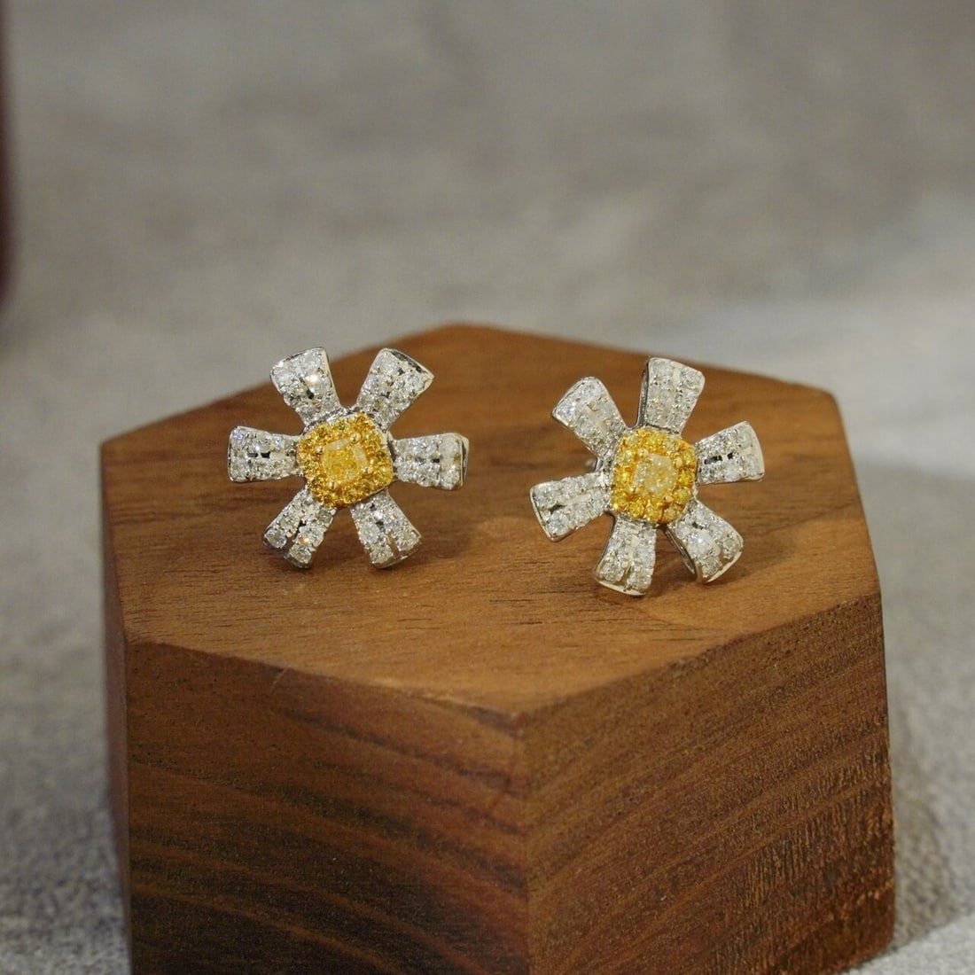 14K GOLD 0.8 CT NATURAL YELLOW DIAMOND & DIAMOND EARRINGS: Ref:230822369 Gold Content:14K Gold Main Gemstone:Yellow Diamond & Diamond Shape:Multiply Carat Weight:0.8ct Color:Yellow & H Treatment:Natural