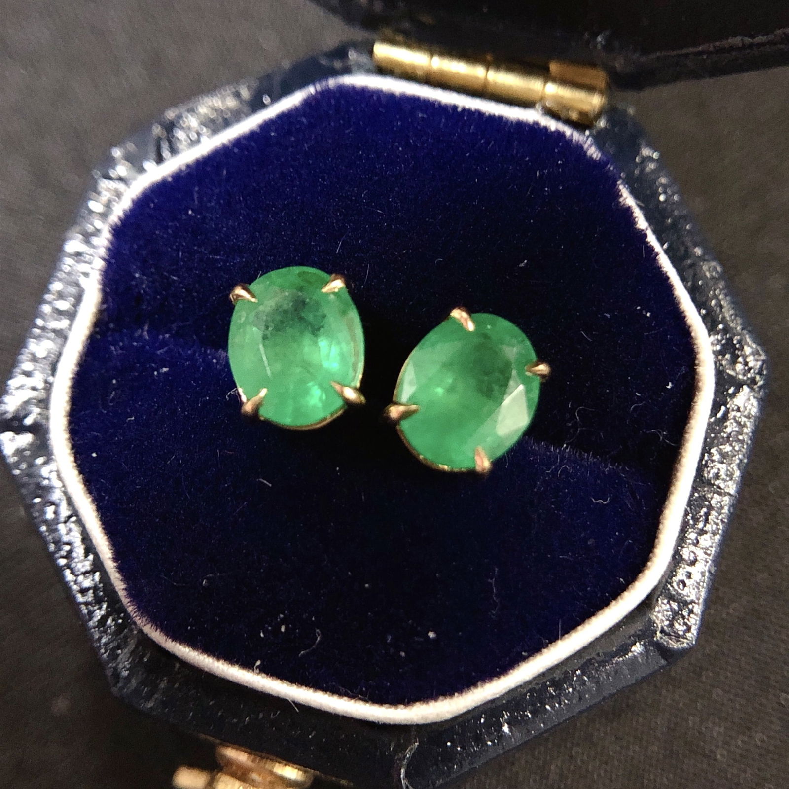 14K GOLD 1.05 CT VIVID GREEN NATURAL EMERALD EARRINGS: Ref:230684167 Gold Content:14K Gold Main Gemstone:Emerald Number of stones:2 Shape:Oval Carat Weight:1.05ct Color:Vivid Green Treatment:Natural Cut Grade:G