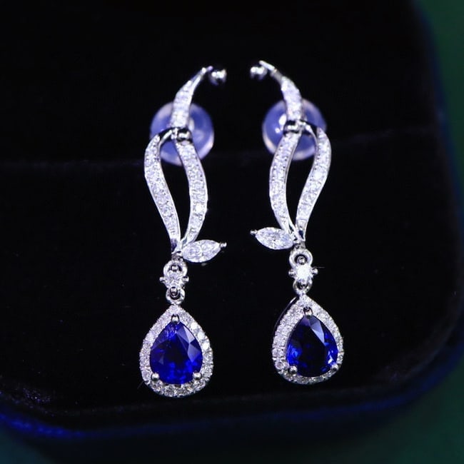 14K GOLD 1.32 CTW NATURAL SAPPHIRE & DIAMOND EARRINGS: Ref:230868200 Gold Content:14K Gold Main Gemstone:Sapphire Number of stones:1 Shape:Pear Carat Weight:0.92ct Color:Royal blue Treatment:Natural Adjacent Gemstone 2 : Diamond Shape:Multiply Carat Weigh