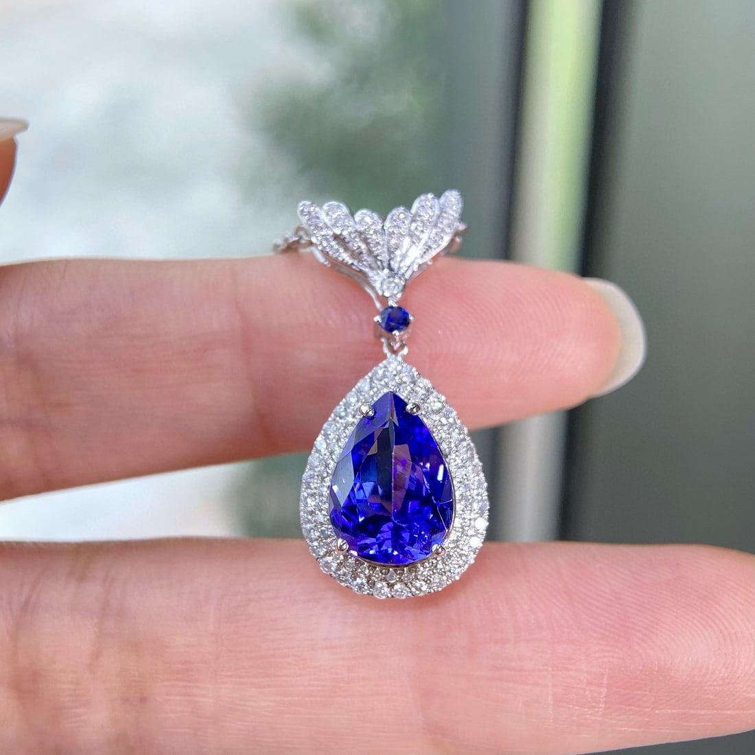 14K GOLD 3.21 CTW NATURAL TANZANITE & DIAMOND PENDANT: Ref:230882338 Gold Content:14K Gold Main Gemstone:Tanzanite Shape:Pear Carat Weight:2.81ct Color:Blue Treatment:Natural Adjacent Gemstone 2 : Diamond Shape:Round Carat Weight:0.40ct Clarity G