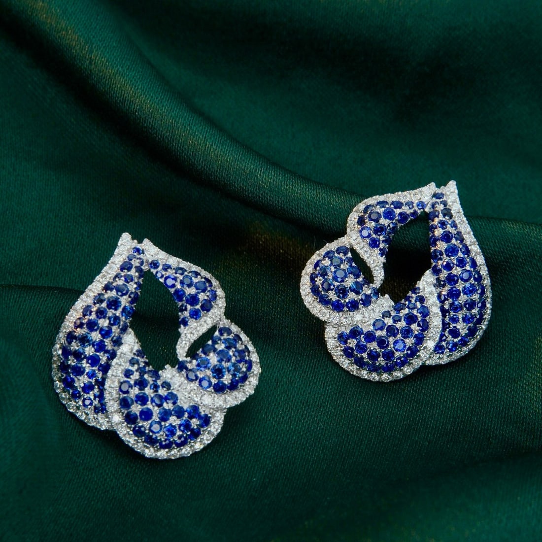 14K GOLD 2.42 CTW NATURAL SAPPHIRE & DIAMOND EARRINGS: Ref:230885105 Gold Content:14K Gold Main Gemstone:Sapphire Shape:Round Carat Weight:1.96ct Color:Blue Treatment:Natural Cut Grade:G Adjacent Gemstone 2 : Diamond Shape:Round Carat Weight:0.46c