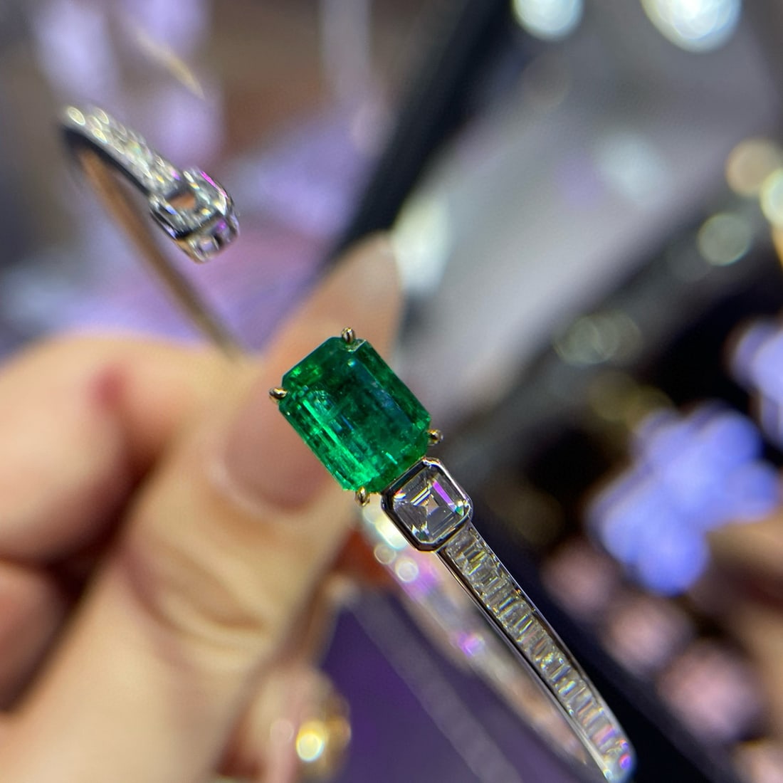 14K GOLD 1.75 CTW NATURAL EMERALD & DIAMOND BANGLE (1 of 6)