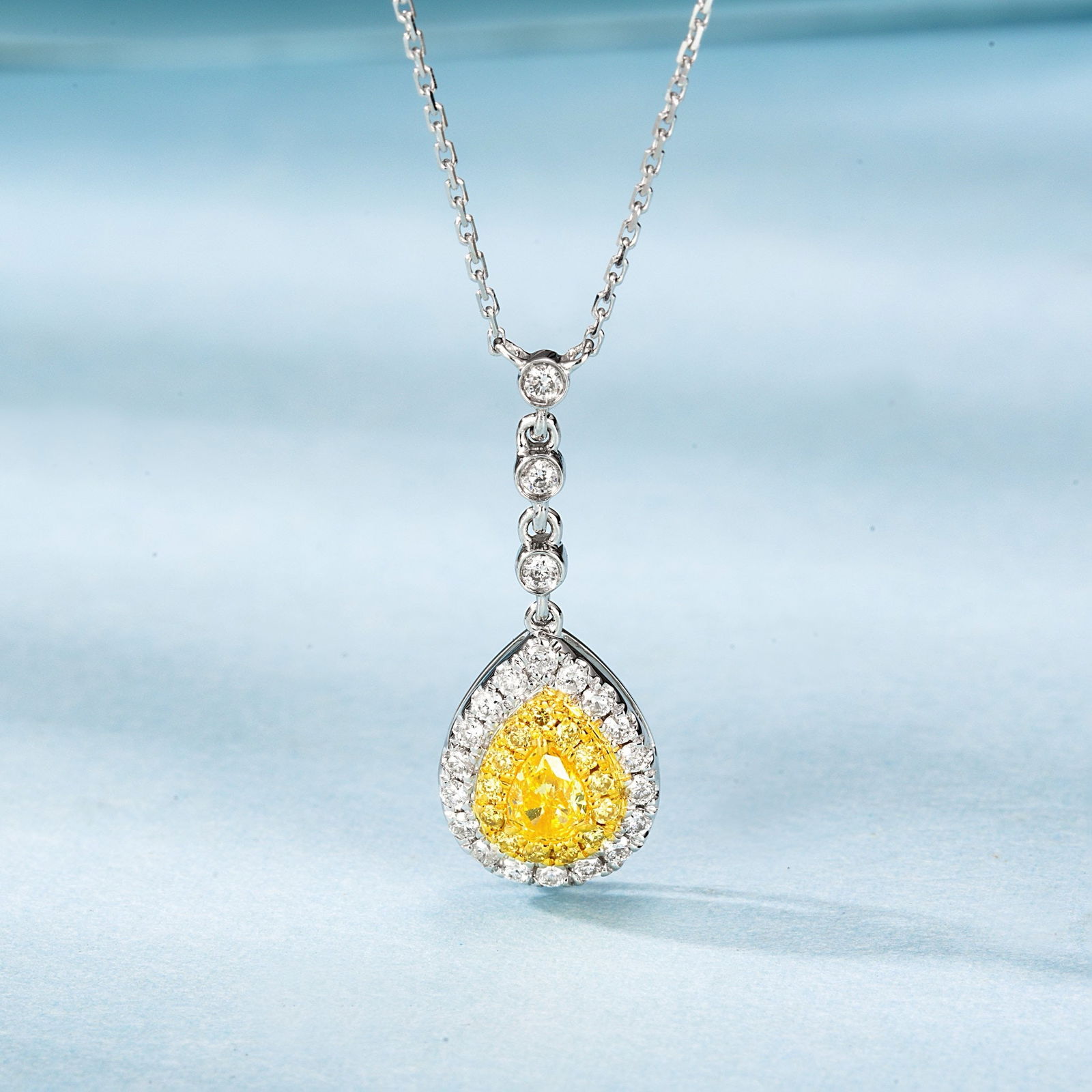 14K GOLD 0.35 CTW NATURAL YELLOW DIAMOND & DIAMOND NECKLACE: Ref:230912406 Gold Content:14K Gold Main Gemstone:Yellow Diamond Shape:Pear Carat Weight:0.15ct Color:Yellow Treatment:Natural Adjacent Gemstone 2 : Diamond Shape:Round Carat Weight:0.20ct Cl