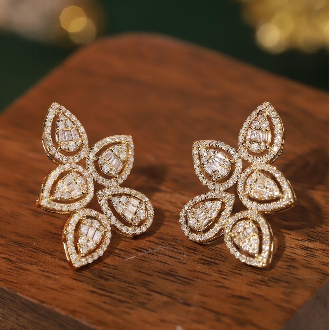 14k Gold 0.90 Ct Natural H Diamond Earrings: Ref:230926134 // gold content:14k gold // main gemstone:diamond // shape:multiply // carat weight:0. 90ct // clarity grade:vs-si // color:h // treatment:natural // Condition: New Low Estimate: 2600.00