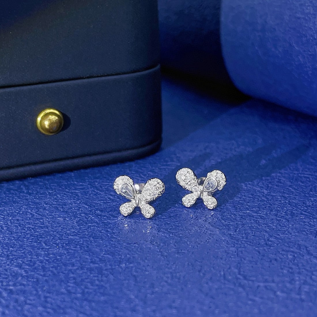 14k Gold 0.34 Ctw Natural H Diamond Earrings: Ref:230987100 // gold content:14k gold // main gemstone:diamond // shape:round // carat weight:0. 08ct // clarity grade:vs-si // color:h // treatment:natural // cut grade:g // // adjacent gemstone 2 :