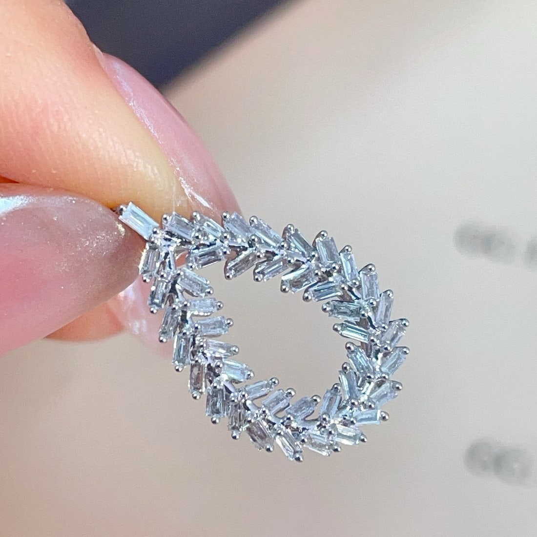14k Gold 0.3 Ct Natural H Diamond Necklace: Ref:231022186 // gold content:14k gold // main gemstone:diamond // shape:baguette // carat weight:0. 3ct // clarity grade:vs-si // color:h // treatment:natural // Condition: New Low Estimate: 1000.00 