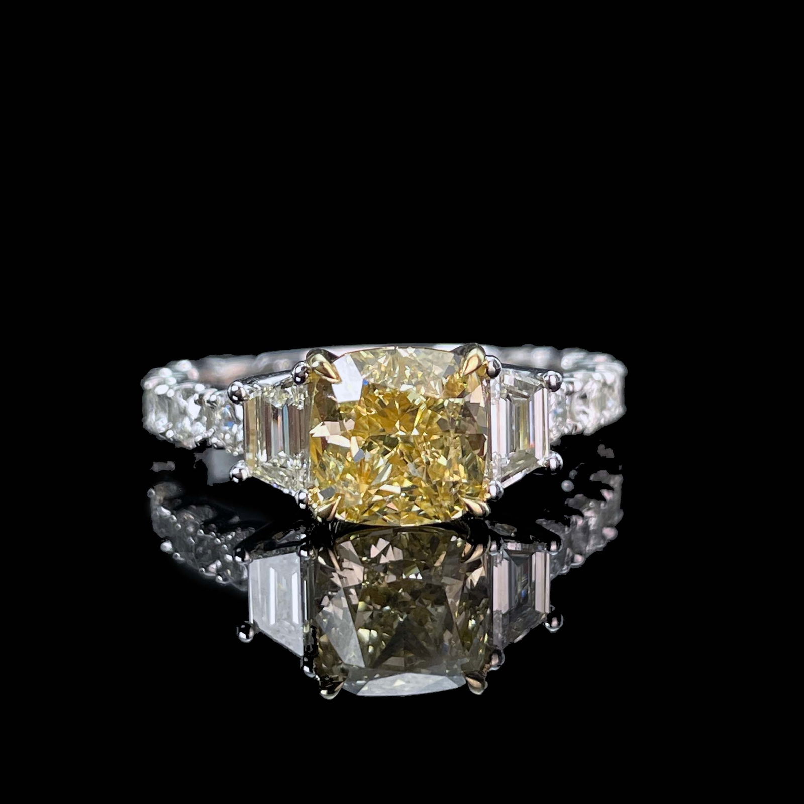 GIA certified 14k Gold 1.85 Ctw Natural Yellow Diamond & Diamond Ring (1 of 6)