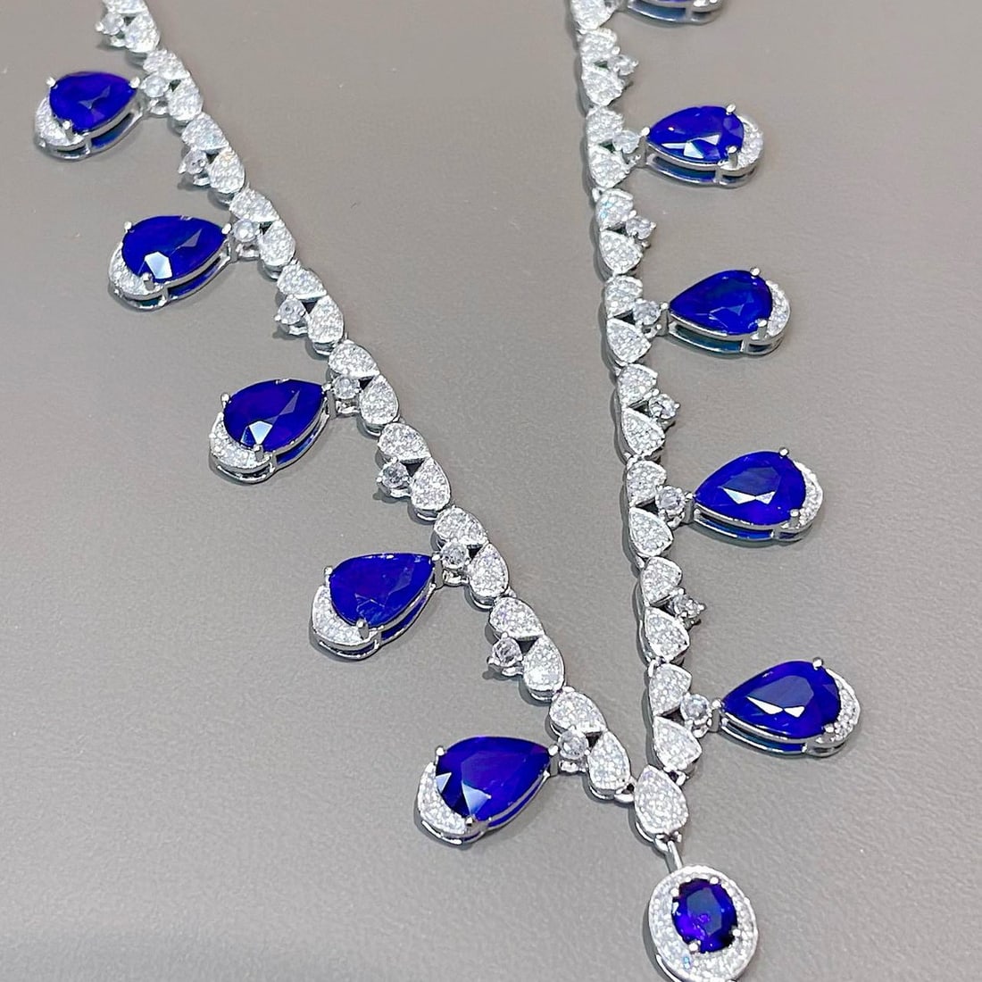 14k Gold 9.5 Ct Vivid Blue Natural Sapphire & Diamond Necklace: Ref:231090043 // gold content:14k gold // main gemstone:sapphire // shape:multiple // carat weight:9. 5ct // color:vivid blue // treatment:natural // // adjacent gemstone 2 : diamond // shape:round