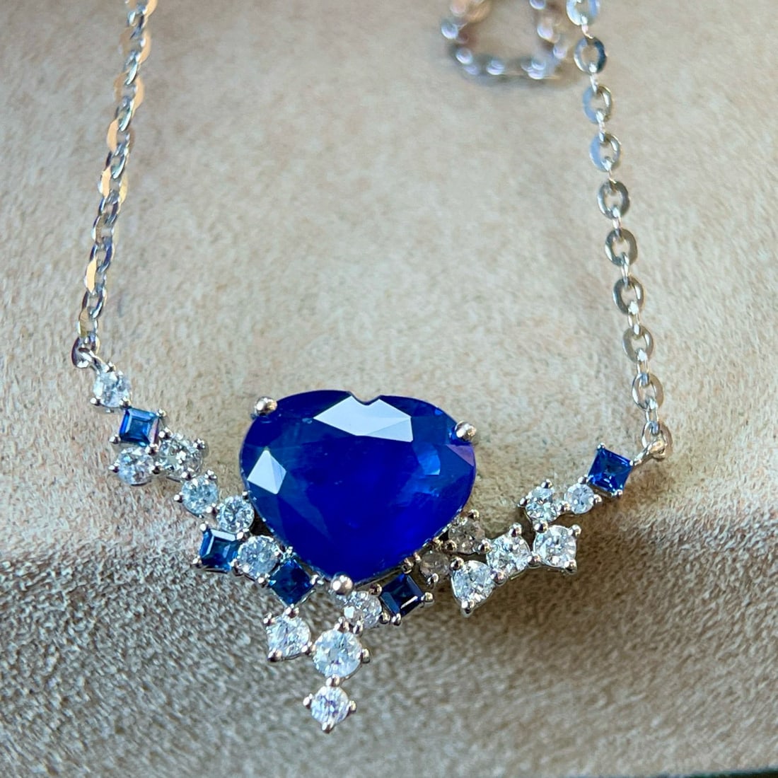 14k Gold 3.02 Ctw Natural Sapphire & Diamond Necklace: Ref:231090122 // gold content:14k gold // main gemstone:sapphire // shape:heart // carat weight:2. 72ct // color:royal blue // treatment:natural // // adjacent gemstone 2 : diamond // shape:round