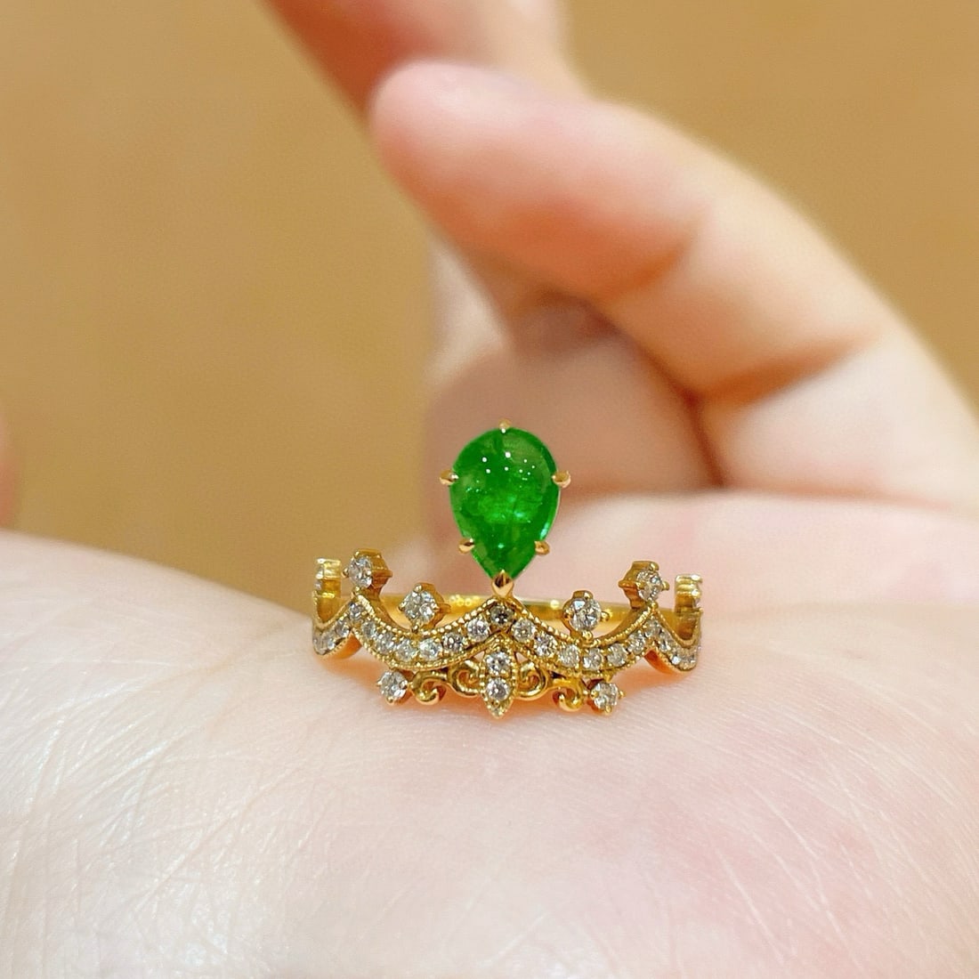 14k Gold 0.90 Ctw Vivid Green Natural Emerald & Diamond Ring: Ref:231090156 // gold content:14k gold // ring size:7. 25us // // main gemstone:emerald // shape:pear // carat weight:0. 65ct // color:vivid green // treatment:natural // // adjacent gemstone 2 :