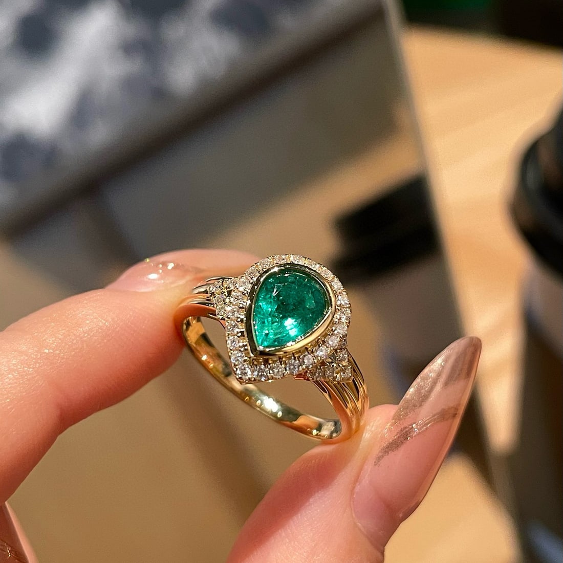14k Gold 0.54 Ct Vivid Green Natural Emerald & Diamond Ring: Ref:231090185 // gold content:14k gold // ring size:7. 25us // // main gemstone:emerald // shape:pear // carat weight:0. 54ct // color:vivid green // treatment:natural // // adjacent gemstone 2 :
