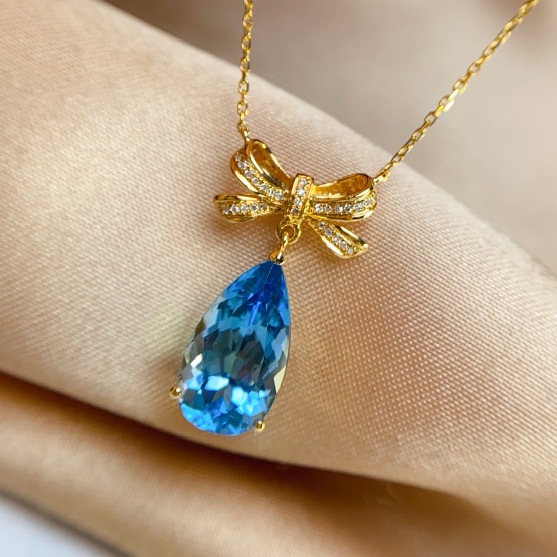 14k Gold 5.50 Ct Natural Topaz & Diamond Necklace: Ref:231090202 // gold content:14k gold // main gemstone:topaz // shape:pear // carat weight:5. 50ct // color:blue // treatment:natural // // adjacent gemstone 2 : diamond // number of stones:28 // sha
