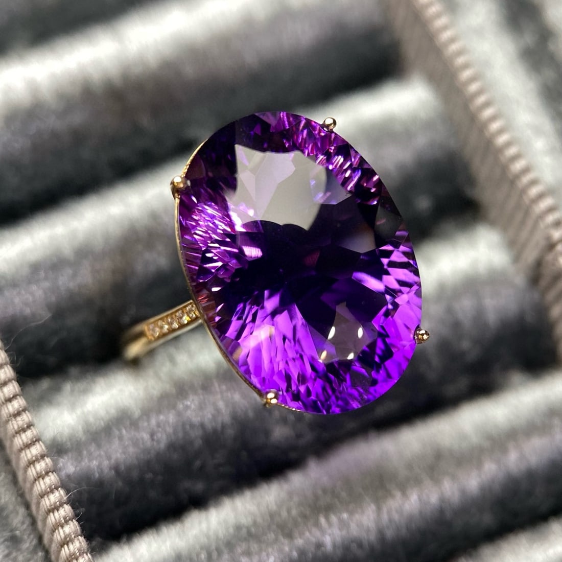 14k Gold 12.25 Ct Natural Amethyst & Diamond Ring: Ref:231090218 // gold content:14k gold // ring size:7. 25us // // main gemstone:amethyst // shape:oval // carat weight:12. 25ct // color:purple // treatment:natural // // adjacent gemstone 2 : diamond