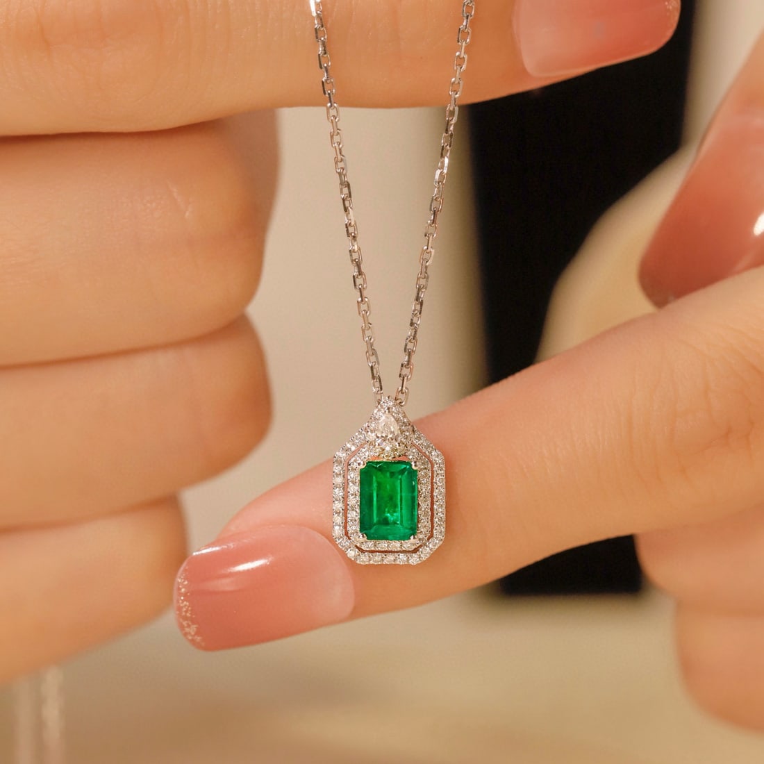 14k Gold 0.66 Ctw Vivid Green Natural Emerald & Diamond Necklace: Ref:231090341 // gold content:14k gold // main gemstone:emerald // shape:octagonal // carat weight:0. 49ct // color:vivid green // treatment:natural // // adjacent gemstone 2 : diamond //