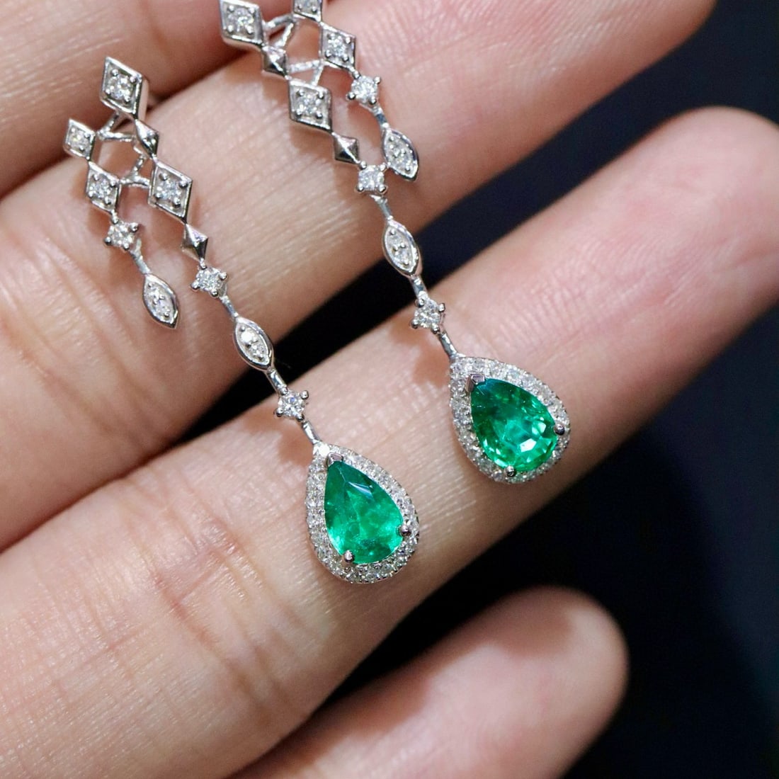 14k Gold 1.12 Ctw Natural Emerald & Diamond Earrings: Ref:231090417 // gold content:14k gold // main gemstone:emerald // shape:pear // carat weight:0. 75ct // color:green // treatment:natural // // adjacent gemstone 2 : diamond // shape:round // carat we