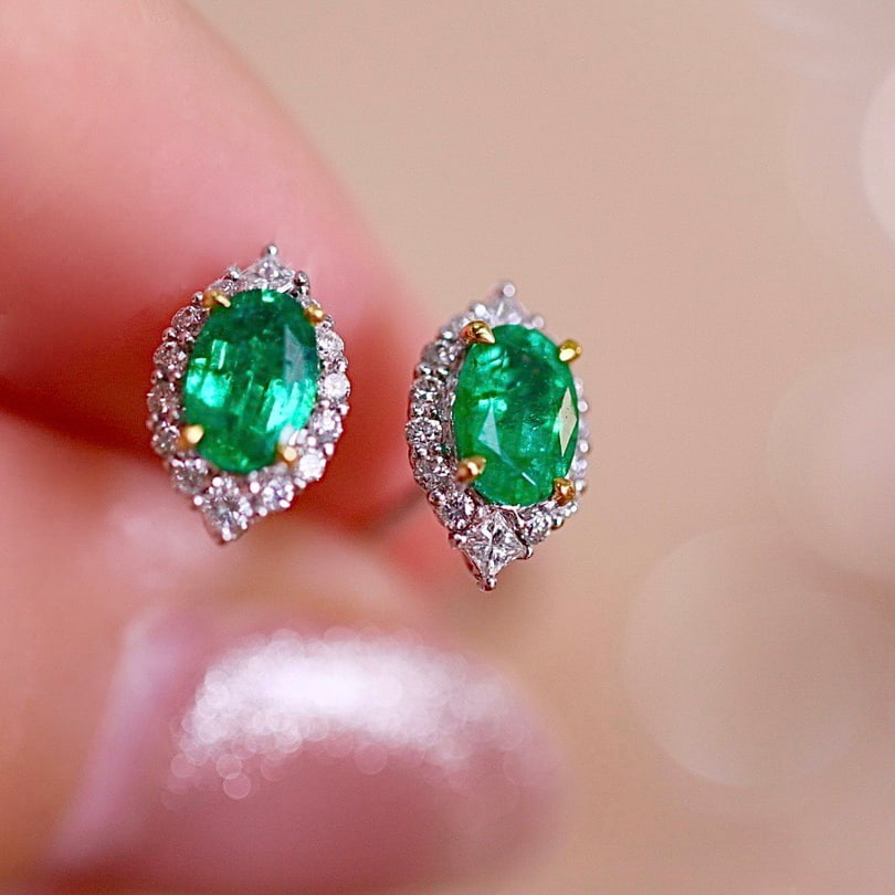 14k Gold 1.11 Ctw Vivid Green Natural Emerald & Diamond Earrings: Ref:231098184 // gold content:14k gold // main gemstone:emerald // shape:oval // carat weight:0. 85ct // color:vivid green // treatment:natural // // adjacent gemstone 2 : diamond // shape:multiple //
