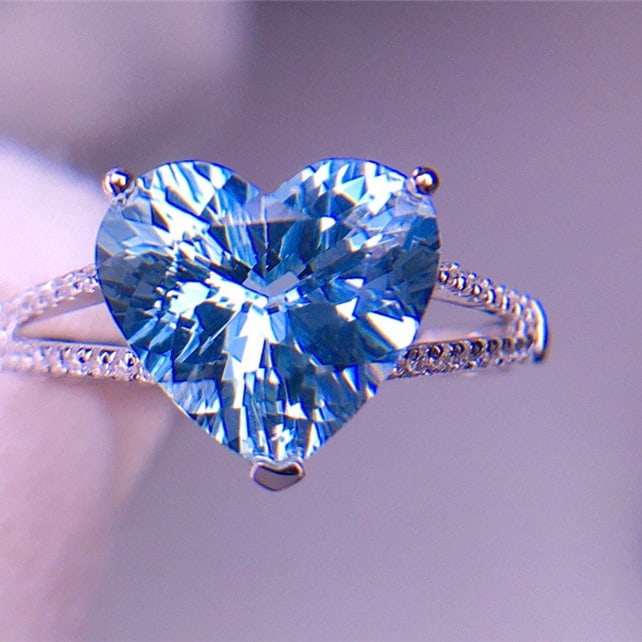14K GOLD 3.05 CT NATURAL AQUAMARINE & DIAMOND RING: Ref:231101013 // Gold Content:14K Gold // Ring Size:7.25US // // Main Gemstone:Aquamarine // Shape:Heart // Carat Weight:3.05ct // Color:Blue // Treatment:Natural // // Adjacent Gemstone 2 :