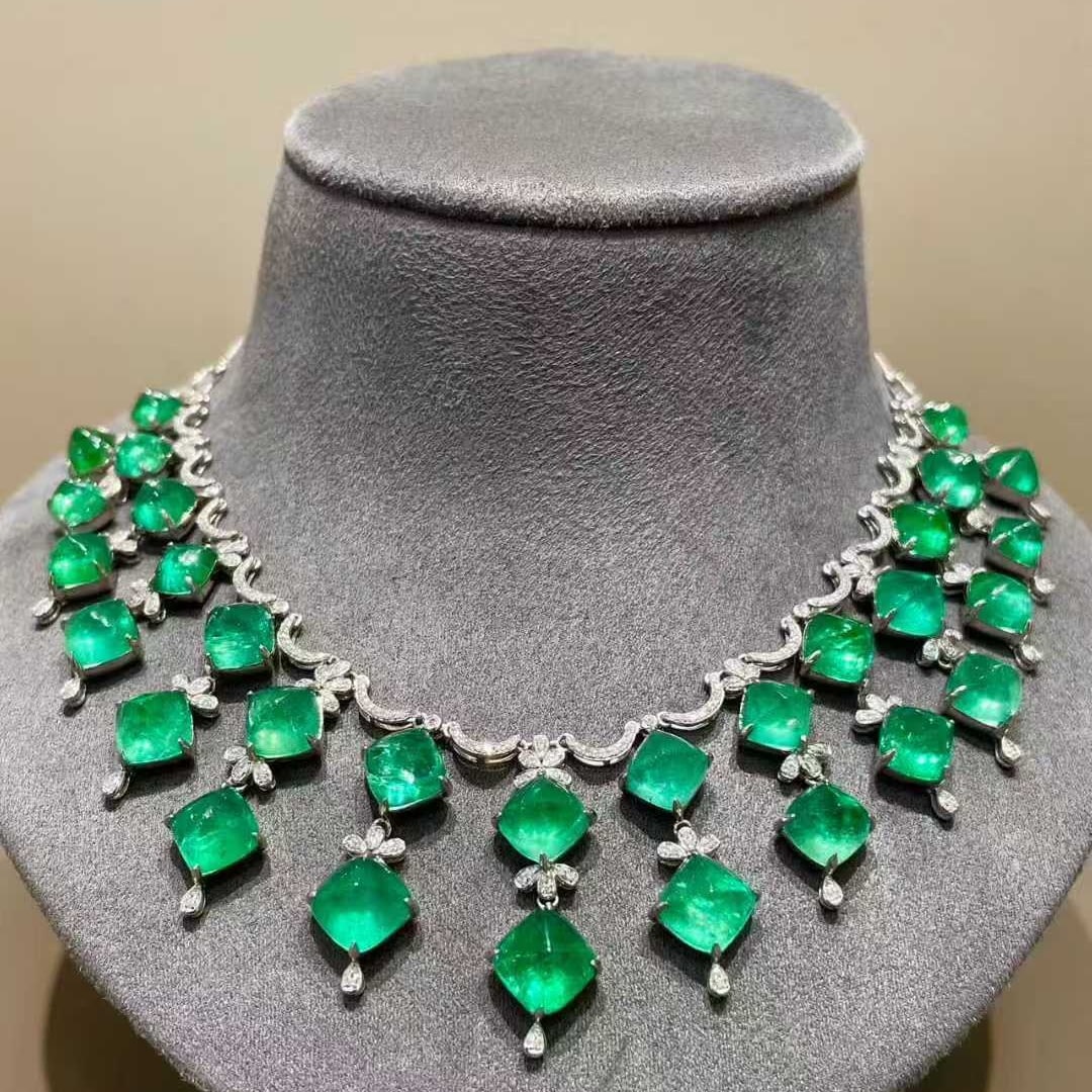 14K GOLD 49.50 CTW NATURAL EMERALD & DIAMOND NECKLACE: Ref:231101026 // Gold Content:14K Gold // Main Gemstone:Emerald // Shape:Sugar-Loaf // Carat Weight:48.50ct // Color:Green // Treatment:Natural // // Adjacent Gemstone 2 : Diamond // Shape:Round //