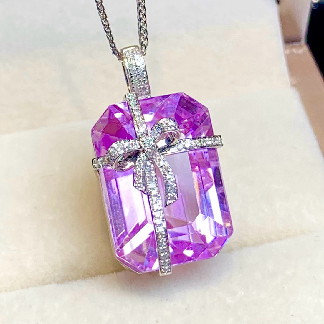 14K GOLD 25.75 CT NATURAL KUNZITE & DIAMOND PENDANT( WITHOUT CHAIN ): Ref:231101046 // Gold Content:14K Gold // Main Gemstone:Kunzite // Shape:Octagonal // Carat Weight:25.75ct // Color:Purplish Pink // Treatment:Natural // // Adjacent Gemstone 2 : Diamond //