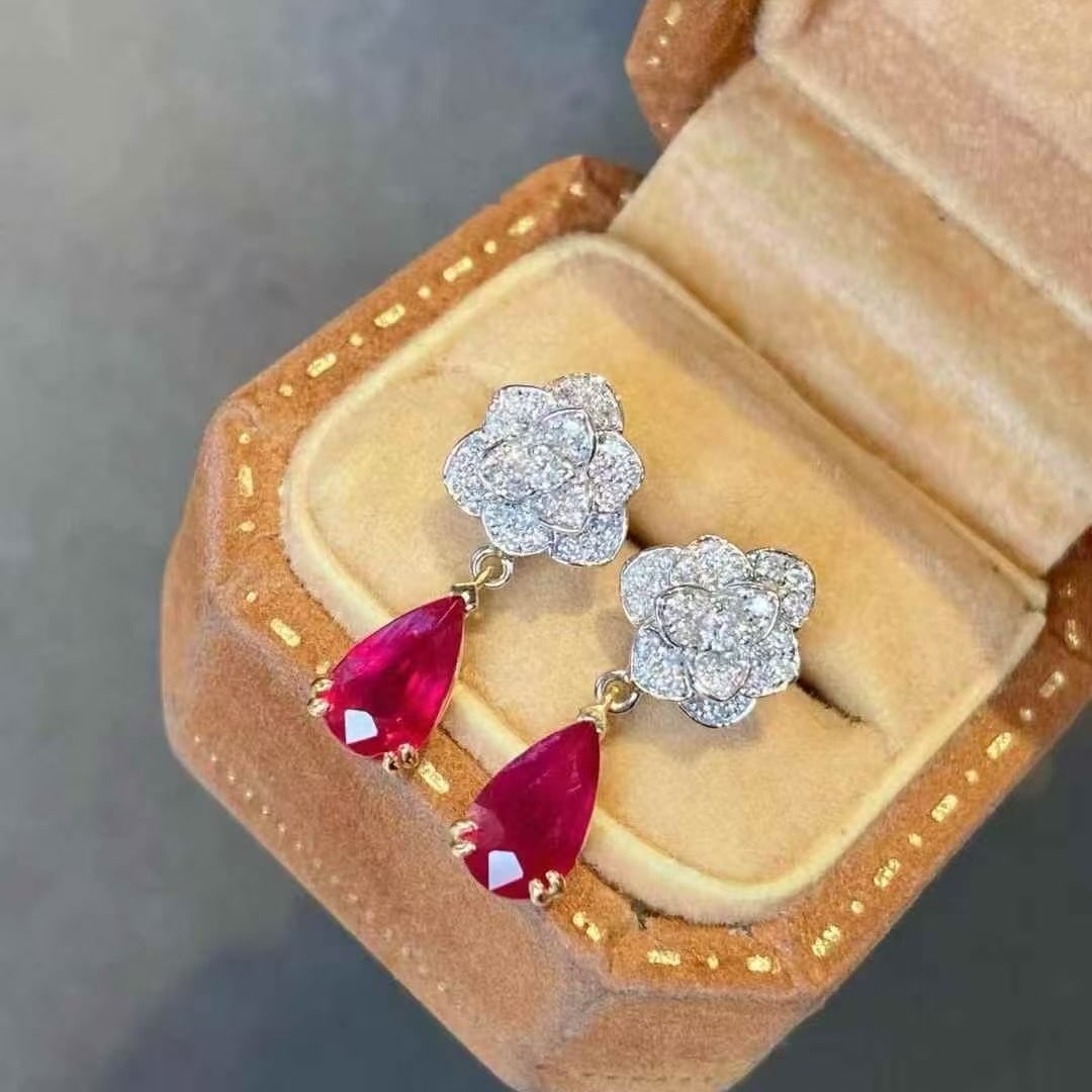 14K GOLD 1.55 CTW NATURAL RUBY & DIAMOND EARRINGS: Ref:231101141 // Gold Content:14K Gold // Main Gemstone:Ruby // Shape:Pear // Carat Weight:1.3ct // Color:Red // Treatment:Natural // // Adjacent Gemstone 2 : Diamond // Shape:Round // Carat Weight:0.