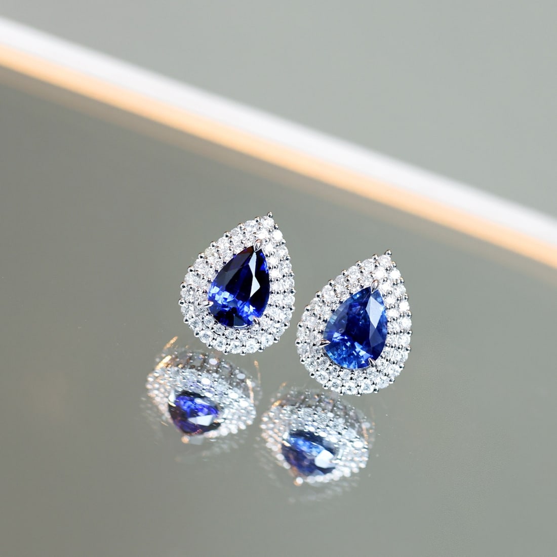 14K GOLD 2.59 CTW NATURAL SAPPHIRE & DIAMOND EARRINGS: Ref:231102207 // Gold Content:14K Gold // Main Gemstone:Sapphire // Shape:Pear // Carat Weight:2.07ct // Color:Blue // Treatment:Natural // // Adjacent Gemstone 2 : Diamond // Shape:Round // Carat Wei