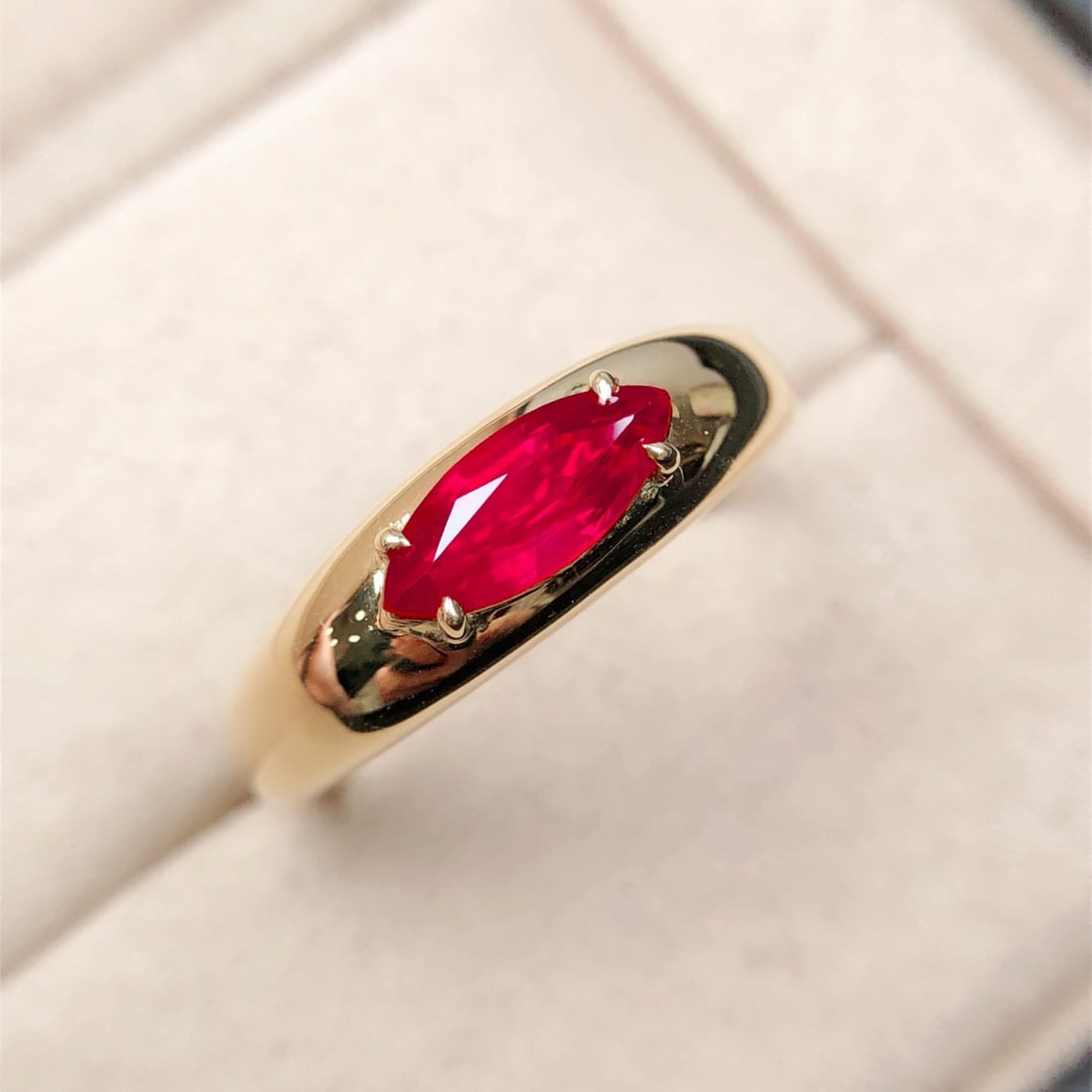 14K GOLD 1.01 CT NATURAL RUBY RING: Ref:231102281 // Gold Content:14K Gold // Ring Size:7.25US // // Main Gemstone:Ruby // Shape:Marquise // Carat Weight:1.01ct // Color:PigeonBlood Red // Treatment:Natural // Condition: New Low Estima