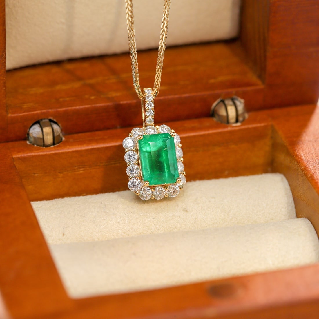 14K GOLD 2.19 CTW VIVID GREEN NATURAL EMERALD & DIAMOND PENDANT( WITHOUT CHAIN ): Ref:231102378 // Gold Content:14K Gold // Main Gemstone:Emerald // Shape:Octagonal // Carat Weight:1.67ct // Color:Vivid Green // Treatment:Natural // // Adjacent Gemstone 2 : Diamond //