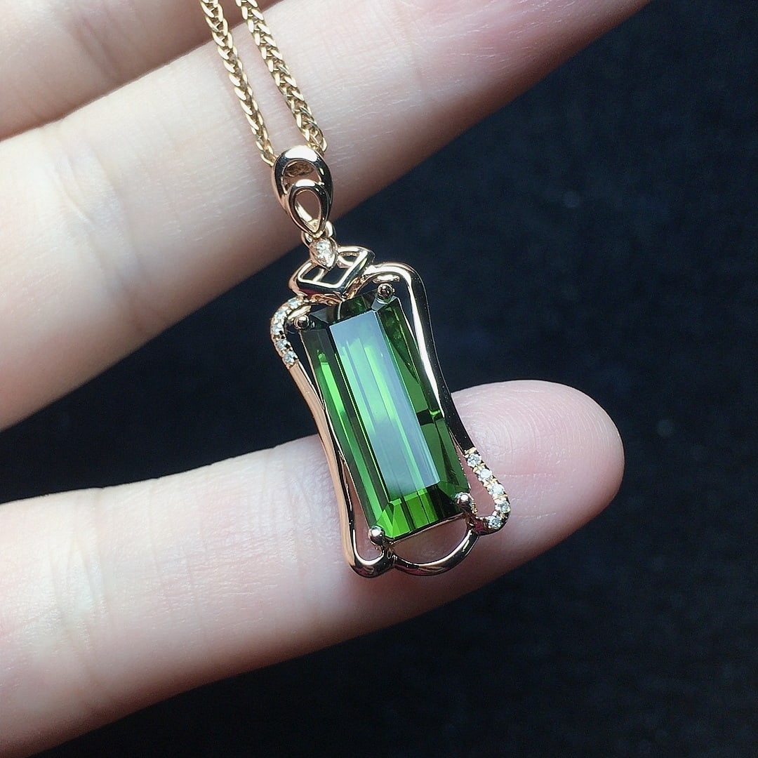 14K GOLD 4.37 CT NATURAL TOURMALINE & DIAMOND PENDANT( WITHOUT CHAIN ): Ref:231102387 // Gold Content:14K Gold // Main Gemstone:Tourmaline // Shape:Octagonal // Carat Weight:4.37ct // Color:Green // Treatment:Natural // // Adjacent Gemstone 2 : Diamond // Number of