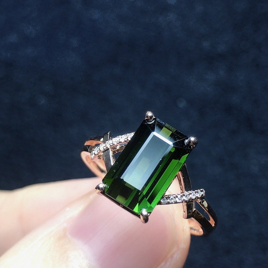 14K GOLD 2.24 CT NATURAL TOURMALINE & DIAMOND RING: Ref:231102389 // Gold Content:14K Gold // Ring Size:7.25US // // Main Gemstone:Tourmaline // Shape:Octagonal // Carat Weight:2.24ct // Color:Green // Treatment:Natural // // Adjacent Gemstone 2 :