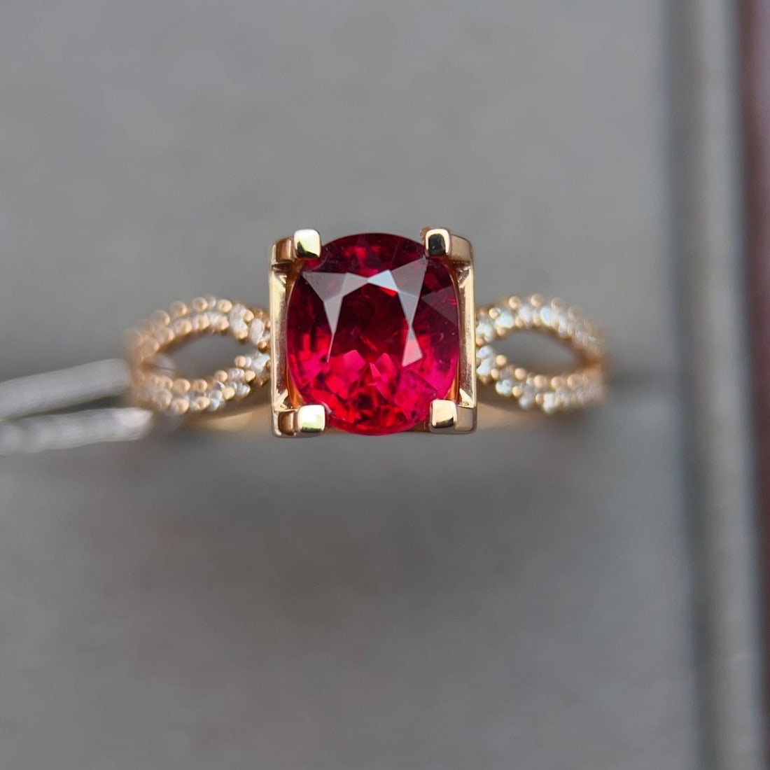 14K GOLD 1.54 CTW NATURAL TOURMALINE & DIAMOND RING: Ref:231102391 // Gold Content:14K Gold // Ring Size:7.25US // // Main Gemstone:Tourmaline // Shape:Oval // Carat Weight:1.4ct // Color:Red // Treatment:Natural // // Adjacent Gemstone 2 : Diamond