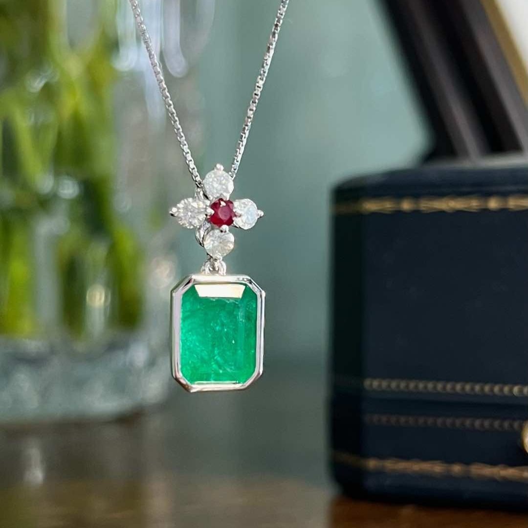 14K GOLD 3.53 CTW NATURAL EMERALD & DIAMOND PENDANT( WITHOUT CHAIN ): Ref:231102413 // Gold Content:14K Gold // Main Gemstone:Emerald // Shape:Octagonal // Carat Weight:3.22ct // Color:Green // Treatment:Natural // // Adjacent Gemstone 2 : Diamond // Shape:Round //